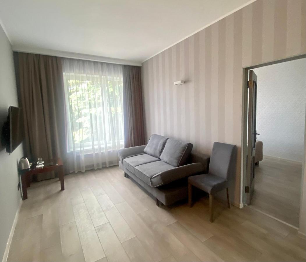 Pallada Hotel Ternopil Bagian luar foto