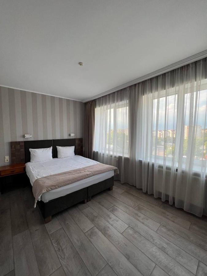 Pallada Hotel Ternopil Bagian luar foto